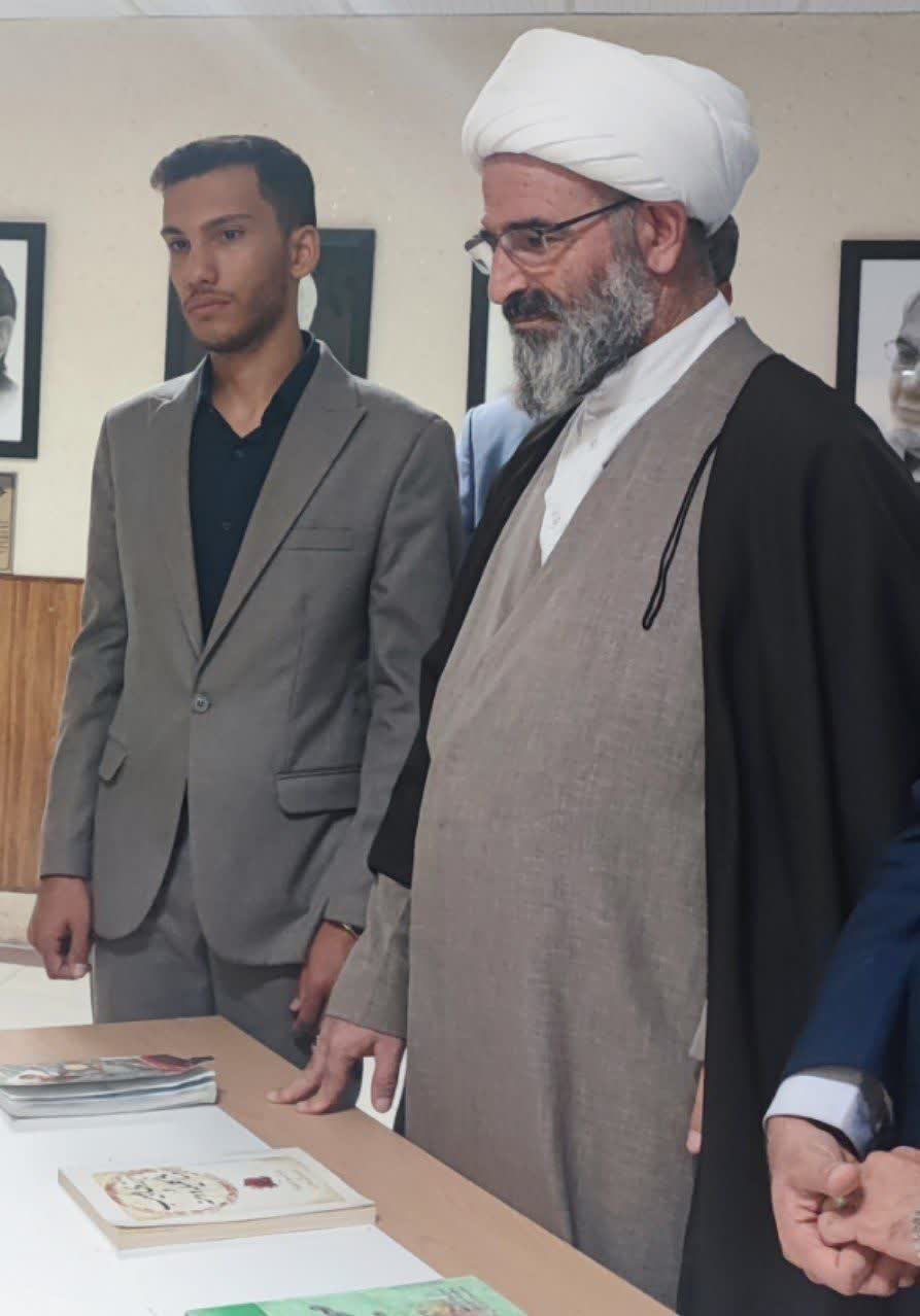 یاسین امین و حجت الاسلام و المسلمین مرتضی مطیعی نماینده محترم ولی فقیه در استان و امام جمعه سمنان در حاشیه بازدید ایشان از غرفه طلوع مهر