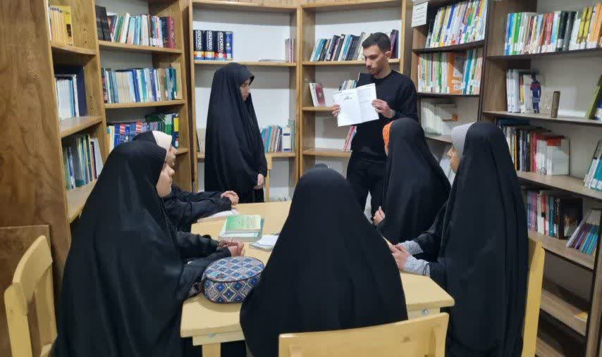 نشست کتابخوانی با حضور یاسین امین