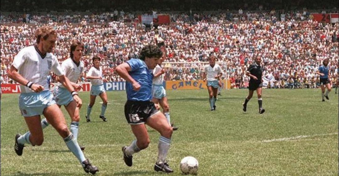 لحظه ی ثبت یک شاهکار تکرار نشدنی موسوم به گل قرن توسط مارادونا جایی که درآن وی با دریبل زدن تقریبا نیمی از بازیکنان و مدافعان انگلیس توانست این گل را به ثمر برساند