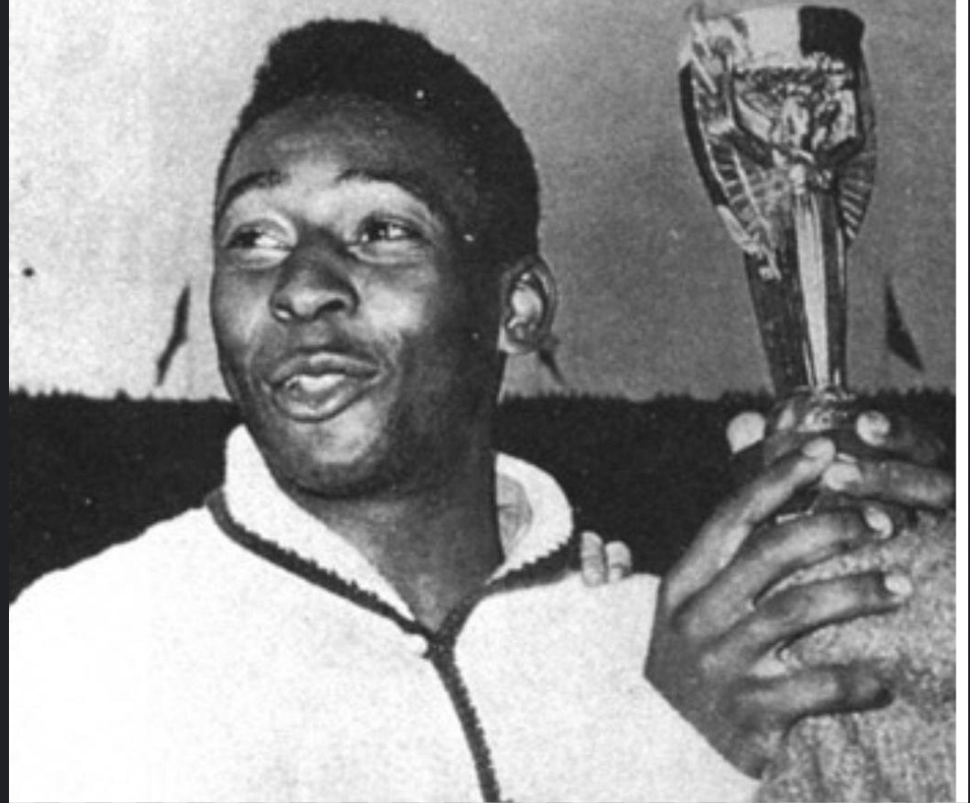 پله اسطوره ی ابدی تاریخ فوتبال همراه با جام قهرمانی موسوم به جام ژول ریمه در حال جشن گرفتن اولین قهرمانی تاریخ برزیل در سال ۱۹۵۸