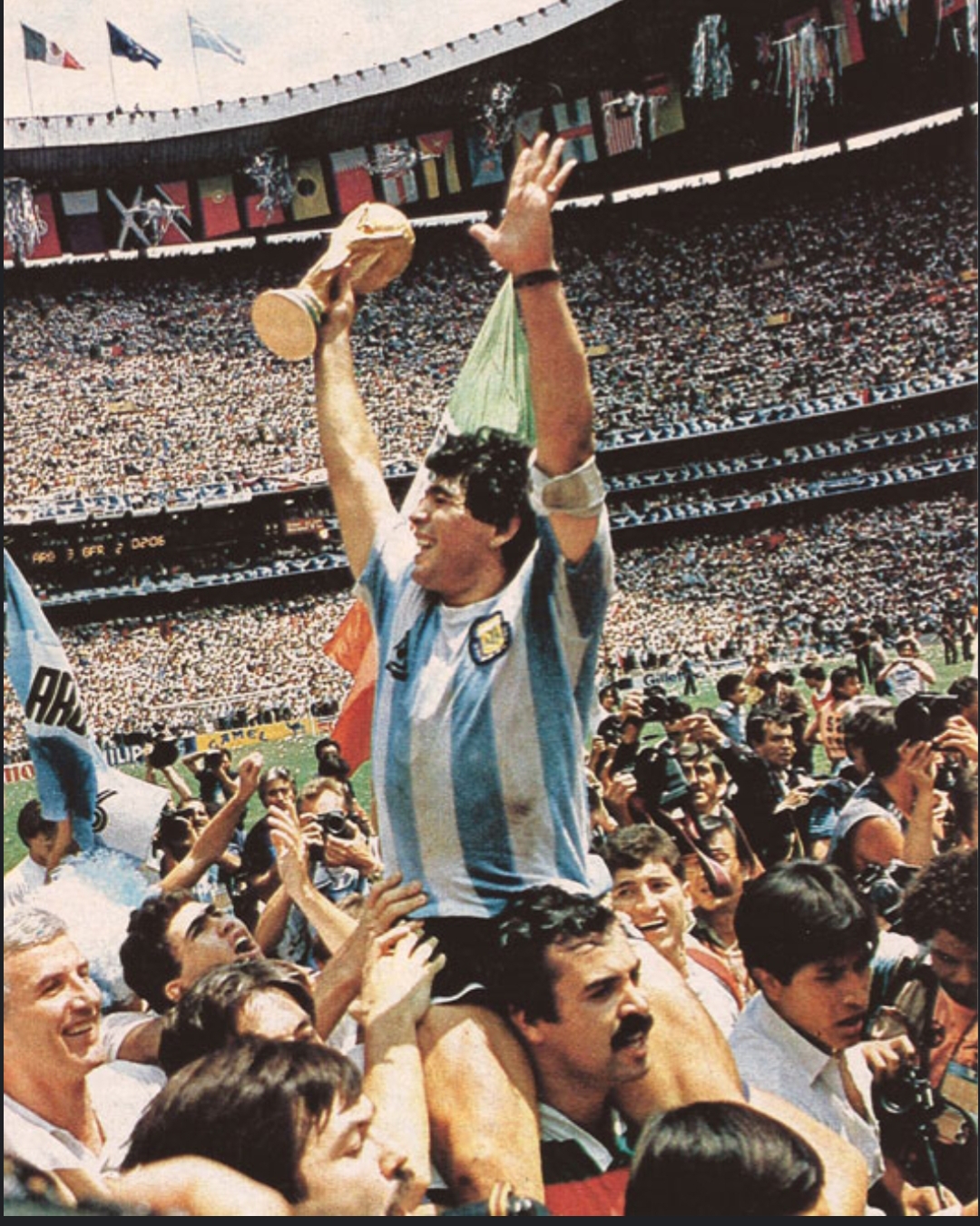 و حالا جامی که اینبار در دستان قدیس بزرگ فوتبال آرام میگیرد پس از فینال در برابر آلمان در ورزشگاه آزتک مکزیک