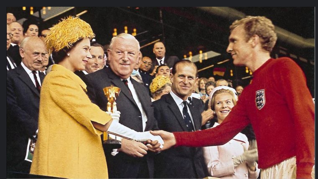 بابی چارلتون اسطوره ی بزرگ تاریخ فوتبال در حال گرفتن جام از ملکه انگلستان درسال ۱۹۶۶ که تا به امروز اولین و تنها قهرمانی تیم ملی انگلستان در تاریخ این مسابقات میباشد