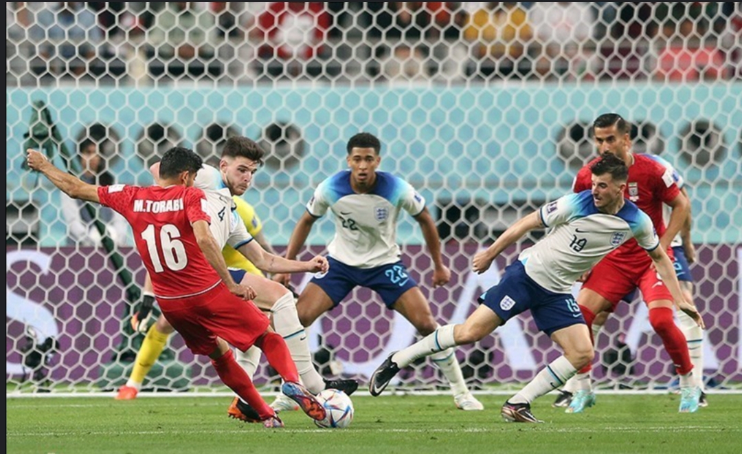 شکست عجیب و سنگین تیم ملی ایران در برابر انگلیس در دور اول مرحله گروهی جام جهانی ۲۰۲۲ با نتیجه ۲-۶ این مسابقه همزمان با اوج تنش ها و بحران های سیاسی و اجتماعی، فرهنگی ایران همراه بود و بسیاری از مردم در آن مقطع از تیم ملی پشتیبانی نکردند