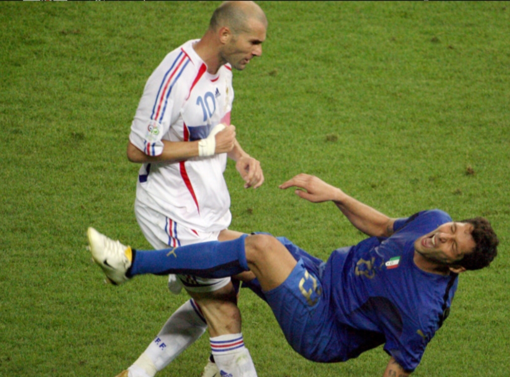 ضربه ی سر جنجالی و تاریخی زین الدین زیدان به سینه مارکو ماتراتزی در فینال که یکی از تاریخی ترین قاب های فوتبال رو رقم زد