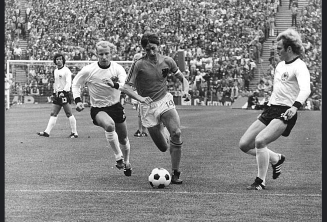 فینال جام جهانی ۱۹۷۴ میان آلمان و هلند جایی که در آن در ابتدای بازی و با مالکیت کامل در دقایق ابتدایی مسابقه تیم ملی هلند صاحب یک ضربه پنالتی شد