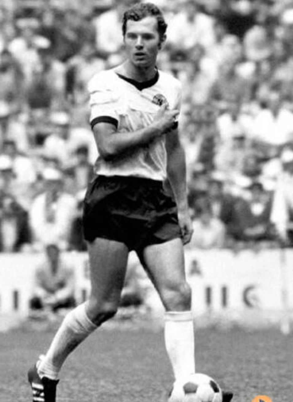 قیصر فوتبال آلمان فرانتس بکن باوئر در حالی که شانه اش در رفته بود به دلیل اتمام تعویض های آلمان در همان مسابقه کار را با شانه ای بسته ادامه داد