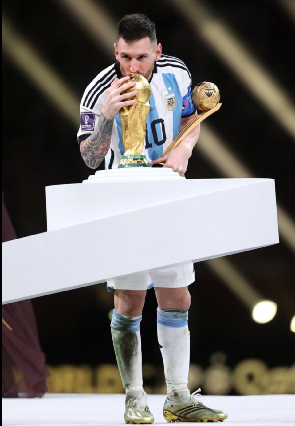 لحظه ی بوسه ی ماندگار عاشق و معشوق جایی که مسی برای همیشه در دل تاریخ فوتبال و سرزمین آرژانتین جاودانه شد و به رستگاری رسید