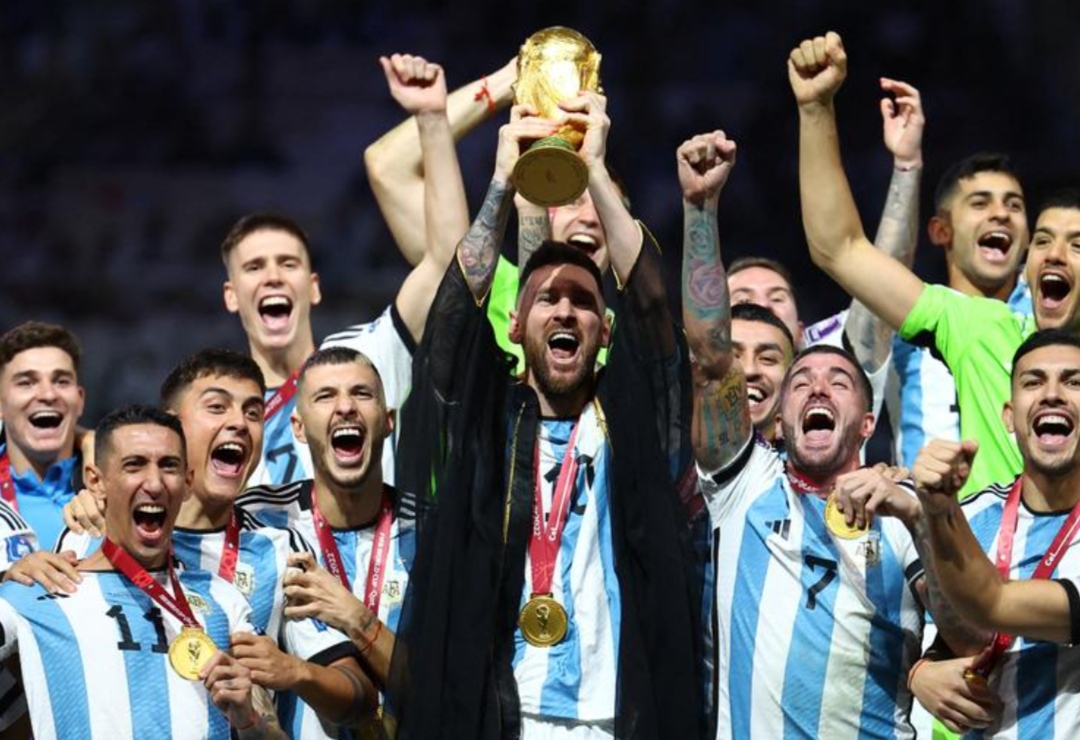 آرام گرفتن جام قهرمانی در دستان پسرک فرازمینی و اتمام حجت با فوتبال جایی که پس از ۸ سال اینبار در قطر لیونل مسی به وصال با معشوقش رسید