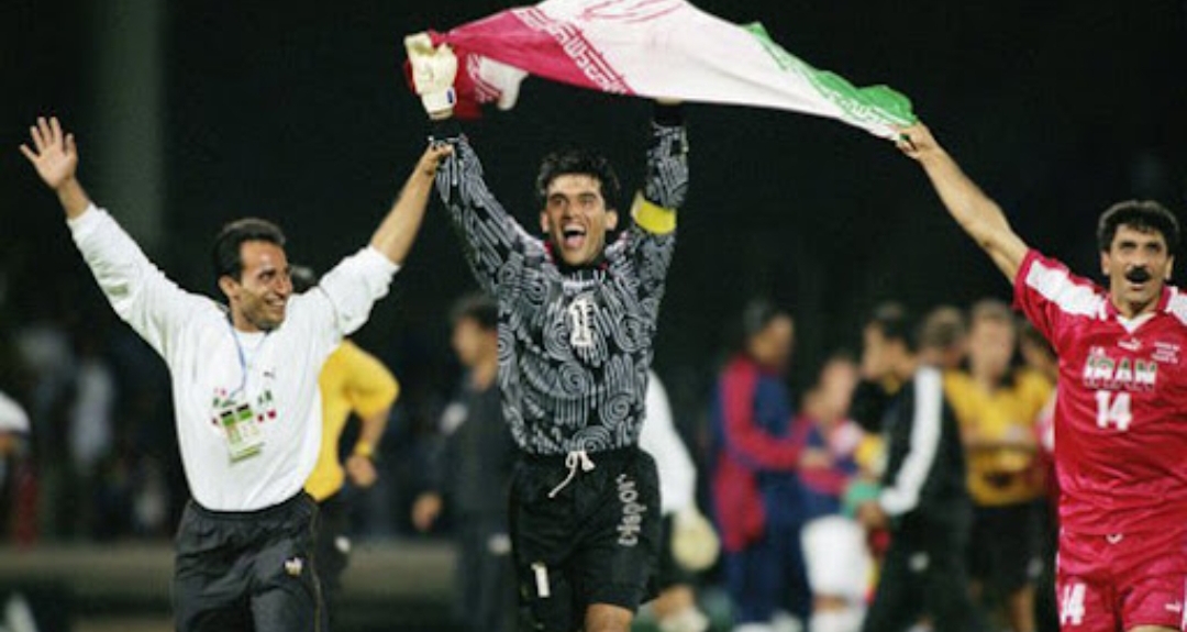 لحظه ی صعود و ثبت حماسه ی ملبورن جایی که در آن تیم ملی ایران توانست پس از حدود ۲۰ سال به مسابقات راه پیدا کند و ایران حتی توانست آمریکا را هم در مرحله ی گروهی مسابقات شکست دهد