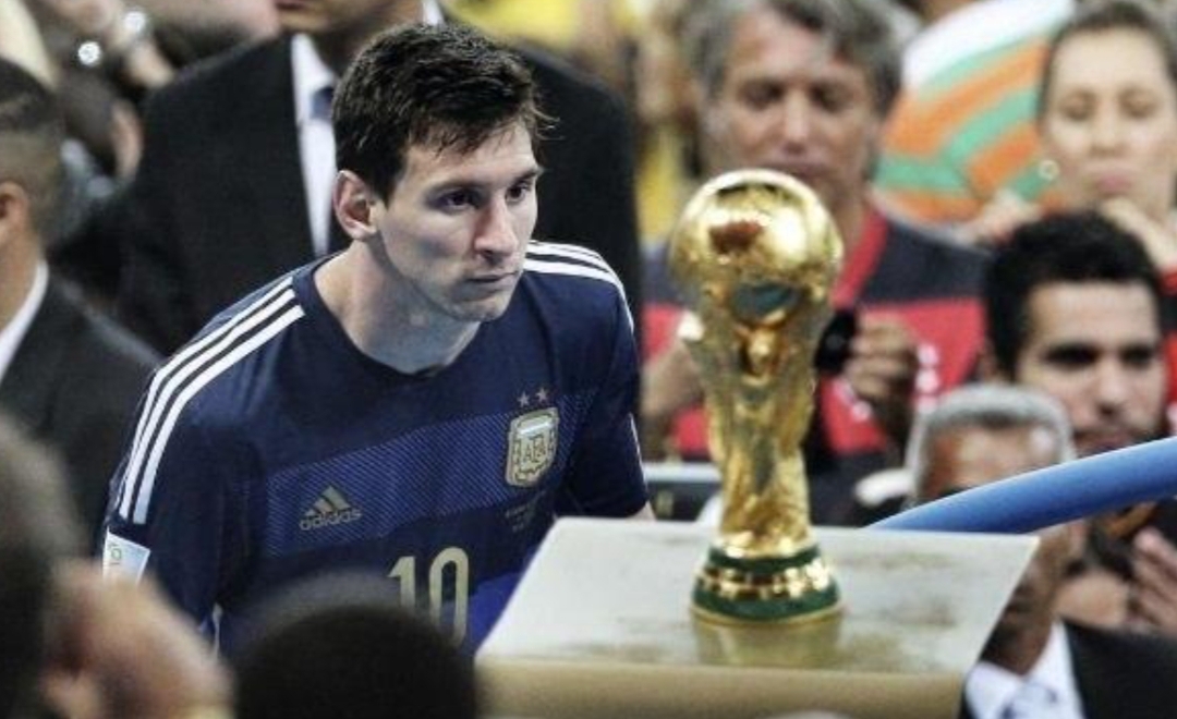 نگاه دردناک و تلخ لیونل مسی  به جام پس از شکست مقابل آلمان در فینال جام جهانی ۲۰۱۴