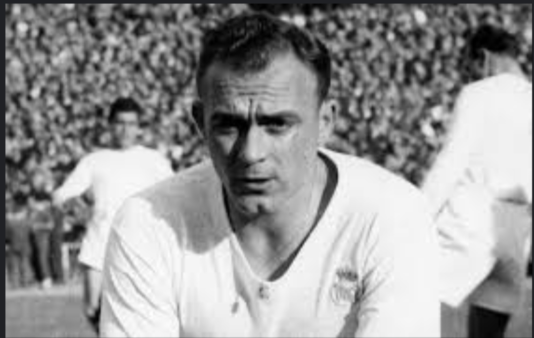 آلفردو دی استفانو اسطوره ی بزرگ تاریخ این باشگاه وی زمانی که با بارسلونا توافقات لازم را برای امضای قرارداد کرده بود با فشار دولت و قوانین فدراسیون و نفوذ نسبی برنابئو به رئال مادرید پیوست و بدل به یکی از افسانه ای ترین چهره های باشگاه شد