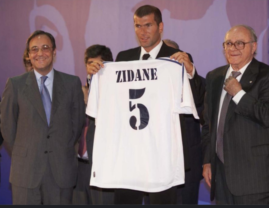 یک انتقال بزرگ دیگر اینبار در سال ۲۰۰۱ با زین الدین زیدان که باز هم رکورد نقل و انتقال فوتبال با مبلغ ۷۴ میلیون یورو جابجا شد