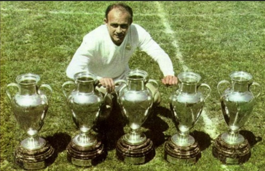 آلفردو دی استفانو در حال جشن با پنج قهرمانی در جام باشگاه های اروپا وی در تمامی این پنج فینال گلزنی کرد و این بیانگر موفقیت کامل پروژه ی برنابئو بود