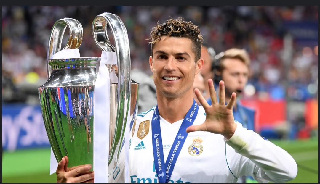 کریستیانو رونالدو در اوج آمادگی و فوتبال خود در حال جشن گرفتن پنجمین عنوان قهرمانی اروپایی اش که سه تای آن متوالی و همراه با رئال به دست آمدند
