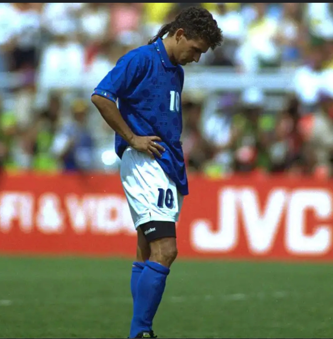 حسرت ابدی و ماندگار روبرتو باجو بعد از دست دادن ضربه پنالتی در فینال جام جهانی ۱۹۹۴ مقابل برزیل از این صحنه به عنوان یکی از نمادین ترین تصویر های تاریخ فوتبال یاد میشود