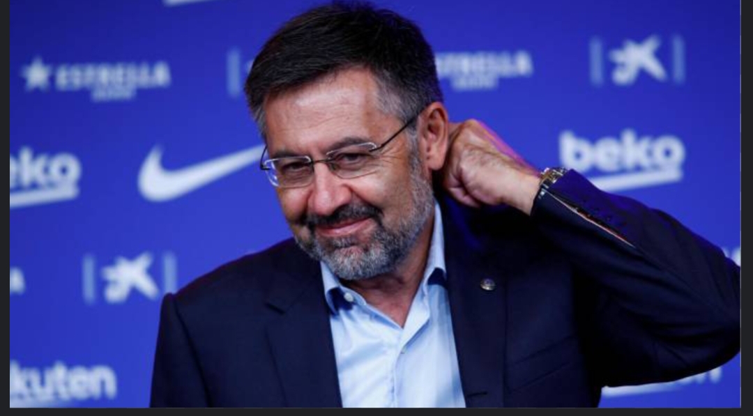 جوزپ ماریا بارتومئو مدیر وقت بارسلونا بود که از ۲۰۱۴ تا ۲۰۲۰ منصب مدیریت باشگاه رو بر عهده داشت در دوران وی باشگاه به دلیل خرج های گزاف و سو مدیریت به یک میلیارد یورو بدهی رسید همچنین به دلیل بی توجهی به آکادمی لاماسیا و استخدام سرمربیانی مانند کیکه ستین سیلی از حواشی و انتقادات گریبان گیر وی شد تا جایی که وی در سال ۲۰۲۰ از سمتش استفعا داد