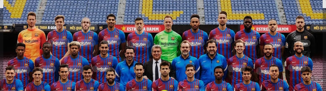 اسکواد رسمی بارسلونا در فصل ۲۰۲۱-۲۰۲۲ که به گفته ی هواداران و کارشناسان ضعیف ترین ترکیب تاریخ این باشگاه در دوران مدرن بود