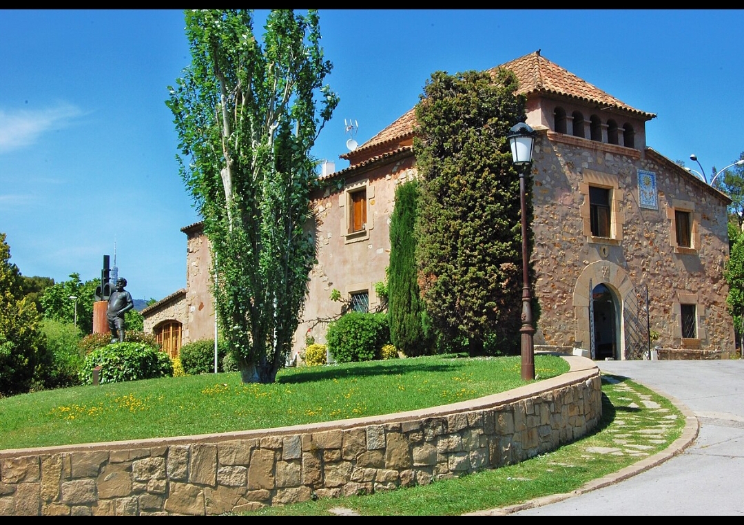 ساختمان مرکزی آکادمی تیم بارسلونا یعنی لاماسیا این آکادمی در سال ۱۹۷۹ تاسیس شد و توسط یوهان کرویف به اوج بهره وری خود رسید این آکادمی سر آمد برترین چهره های تاریخ فوتبال میباشد کسانی همچون لیونل مسی، آندرس اینیستا، ژاوی پپ گواردیولا همگی محصولات این آکادمی هستند