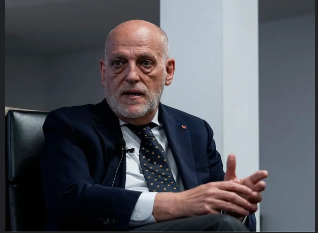 خاویر تباس رییس نهاد لالیگا اسپانیا که با اظهار نظرات عجیب و سخت کردن و ابداع قوانین مختلف زمینه های گشایش اقتصادی برای بارسلونا و تیم مدیریتی خوان لاپورتا رو سخت کرده