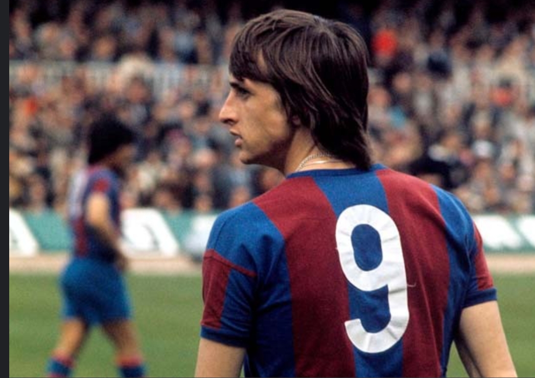 پدر معنوی و افسانه ای بارسلونا یعنی یوهان کرویف کسی بود که سرآمد شکوفایی این مسیر شد و در دهه ی ۷۰ با اظهار نظری جنجالی استبداد ژنرال فرانکو رو زیر سوال برد و پس از پایان دوران فوتبالش تاریخ این باشگاه رو دگرگون کرد