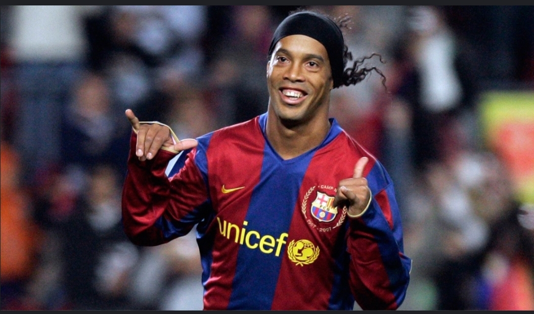 رونالدینیو اولین سنگ بنای پروژه ی شکوفایی بارسا در برابر پروژه کهکشانی رئال مادرید بود که با درخشش خود در مستطیل سبز موجب شکست فاز اول کهکشانی های رئال و پایه گذار نسل مخوف بارسلونا شد