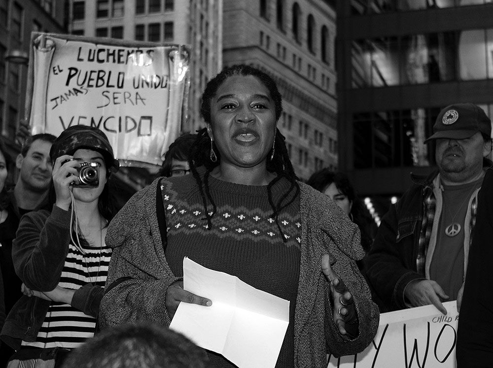 لین ناتِیج در یک تجمع جنبش اشغال وال استریت در پارک زاکوتی، ۲۰۱۱.