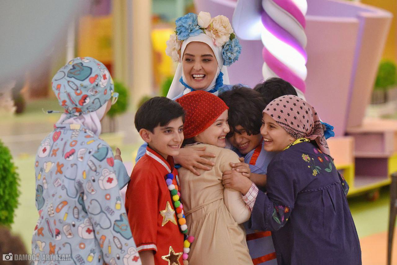 نیلوفر همرنگ ، بازیگر و مجری