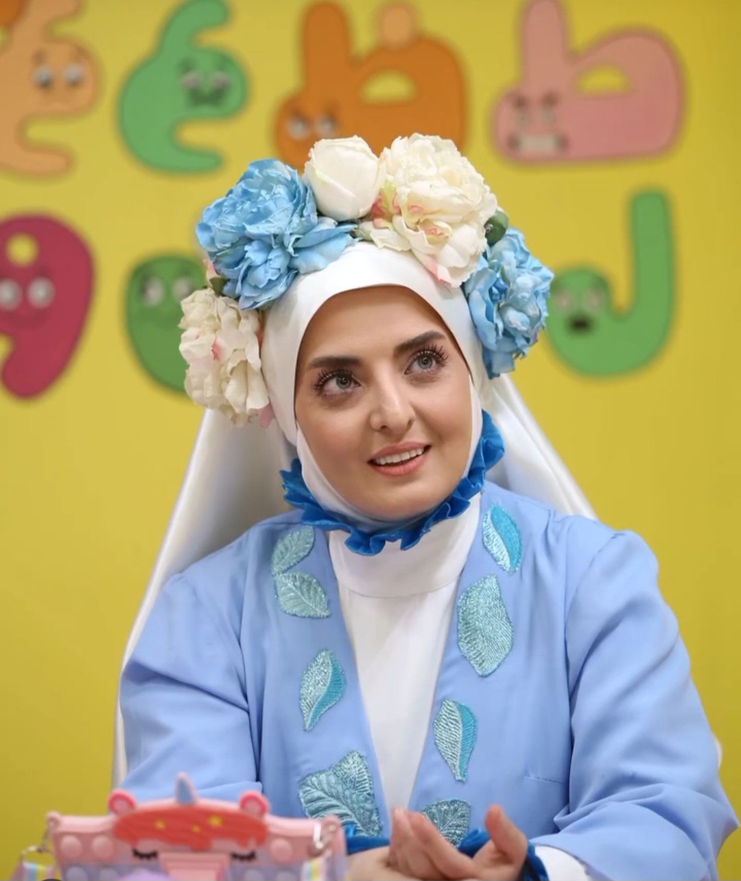 نیلوفر همرنک ، بازیگر نقش خانم معلم