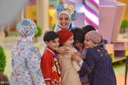 نیلوفر همرنگ ( سریال دو قلوها در شهر پنج ستاره)