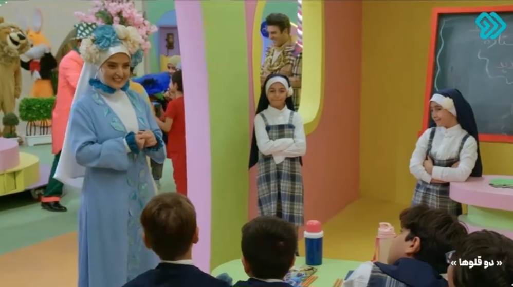 نیلوفر همرنگ در نقش خانم معلم