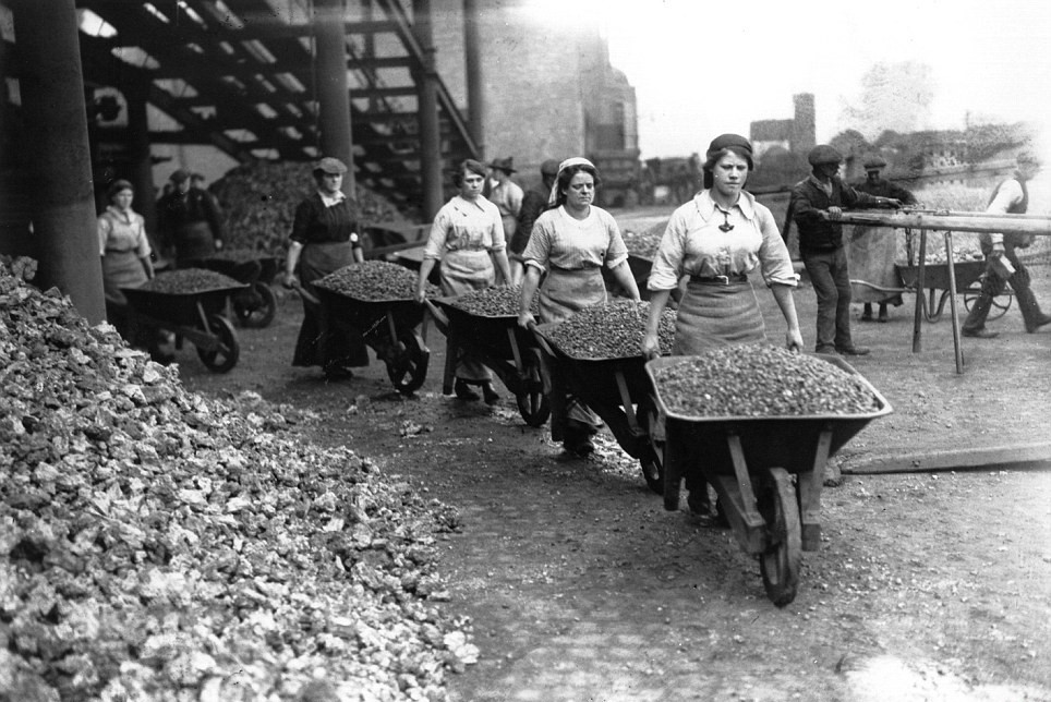 زنان پایههای اقتصاد در جنگ