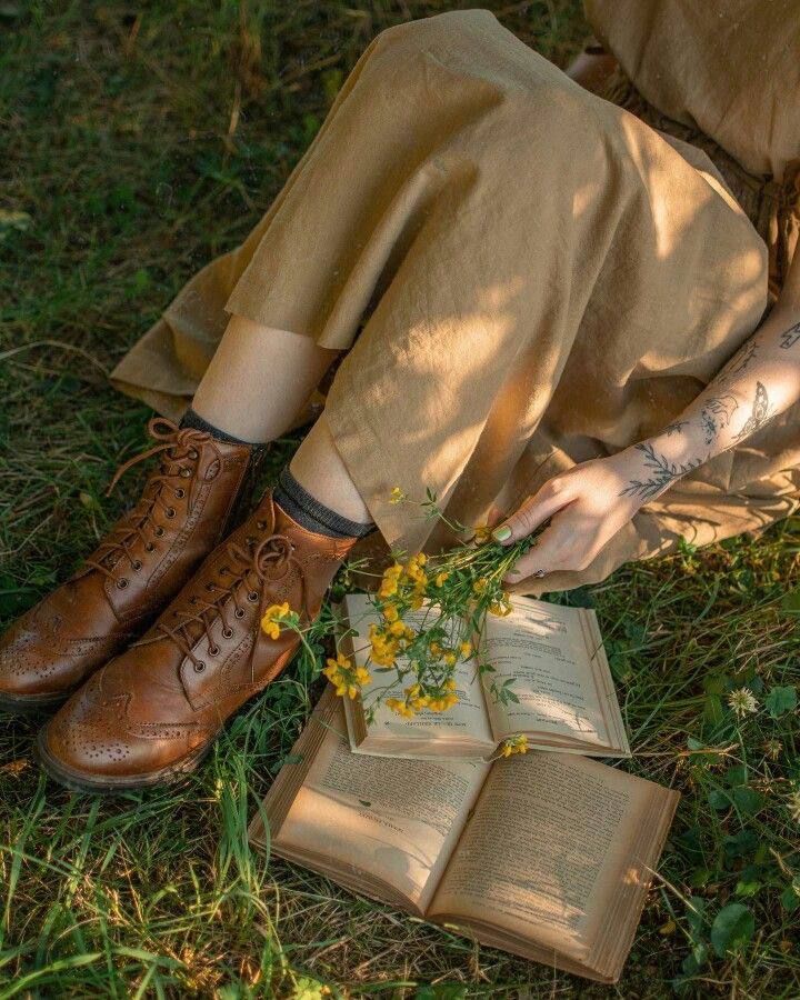 کتاب خواندن همینقدر زیباست.