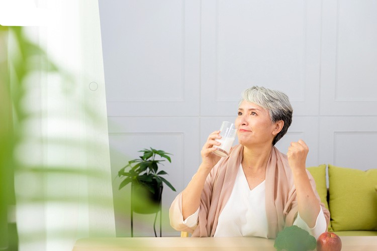 مصرف لبنیات و سلامت استخوان در سالمندان: آیا لبنیات واقعا محافظت‌کننده است؟