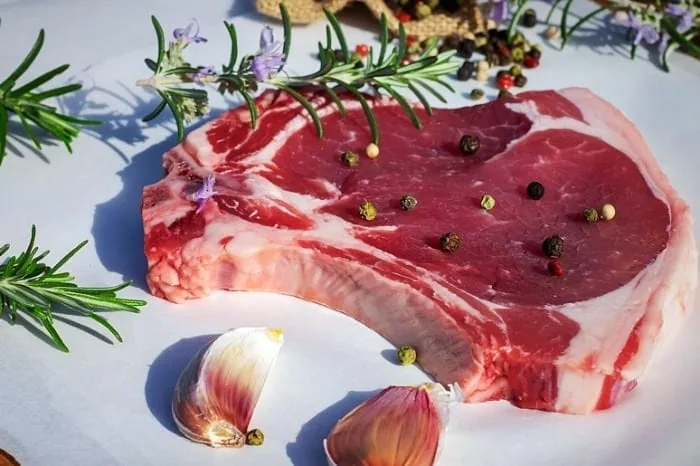 گوشت گاو و روده شما: بررسی ارتباط مصرف گوشت قرمز با افزایش خطر سرطان روده بزرگ