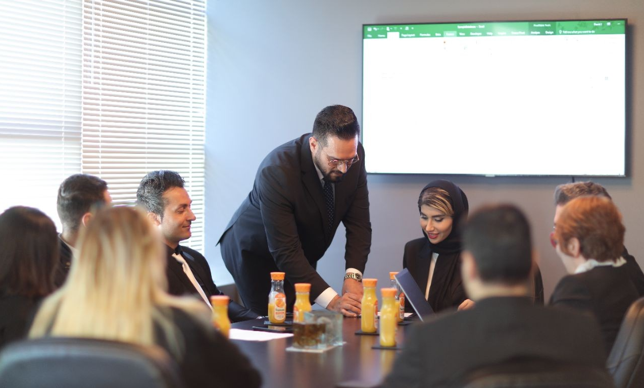 دکتر مژده شکری ساز در دفتر ونکوور