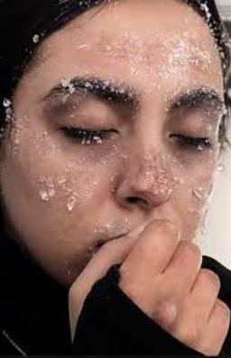 «چهره یخ بسته: شعری از گرمای دل در سرمای دی»