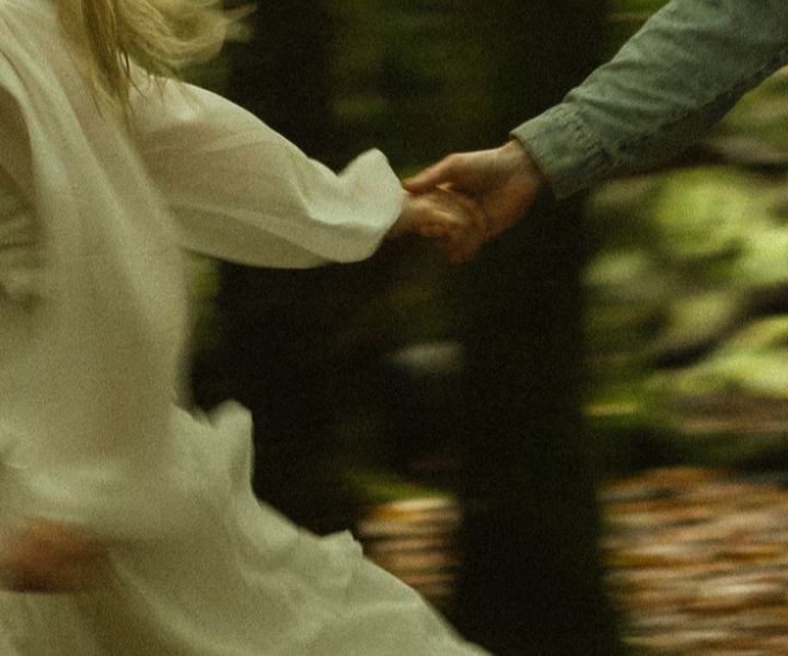 *می‌بخشمش ، این جهانِ بیشعور را که قلب‌ها را مچاله می‌کند...