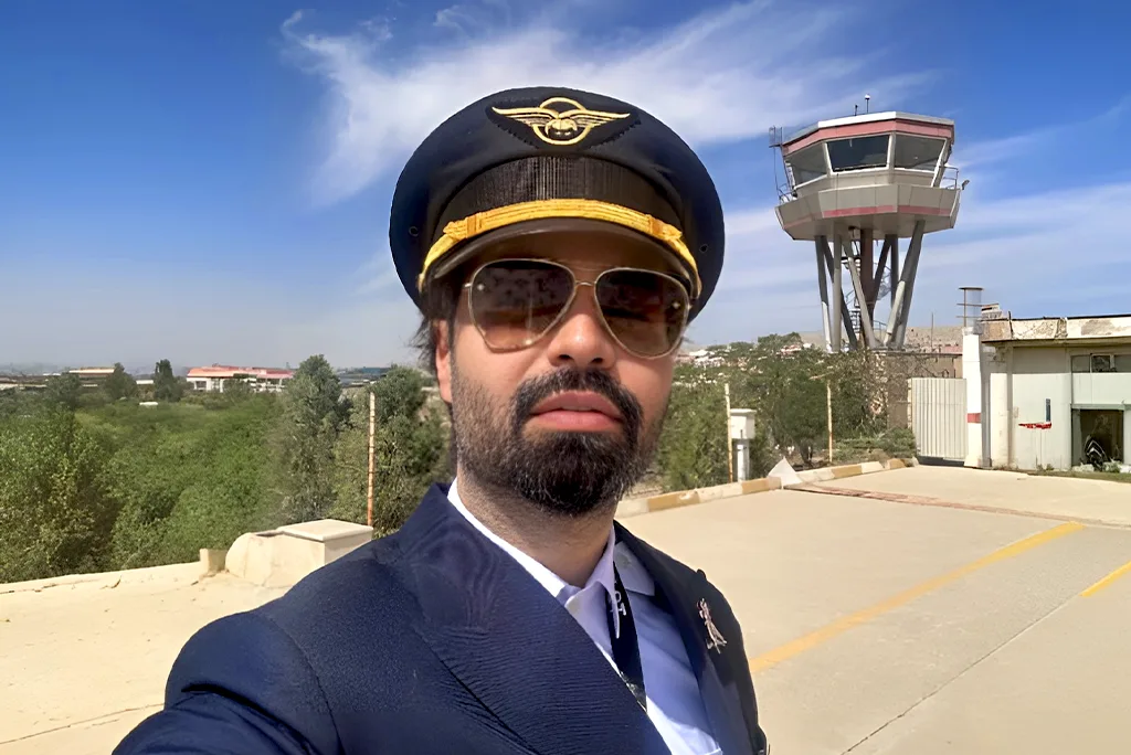 شکری ساز در لباس خلبانی