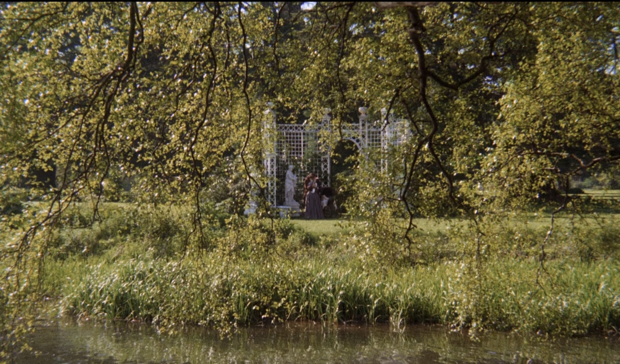 نمای قبل از زوم حقیقت (در وسط قاب، اتفاق هایی در حال رخ دادن است)