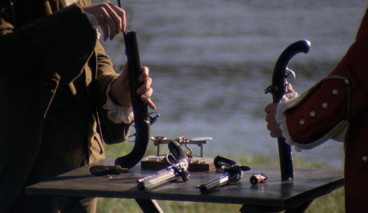 تقابل ردموند و کوئین، حتی در شکل قرارگیری تپانچه ها