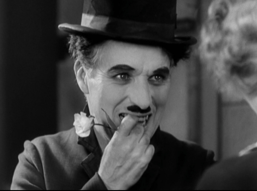 نمای پایانی فیلم روشنایی های شهر