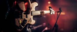 گیتار لید چیست؟ راهنمای کامل سبک Lead Guitar، تکنیک‌ها و نکات حرفه‌ای