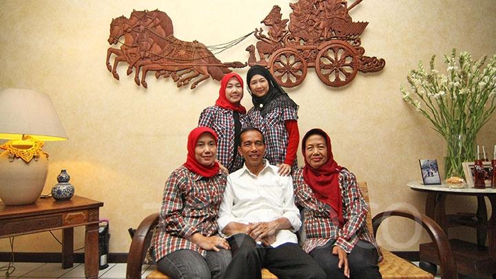 جوکووی، به همراه مادرش، سودجیاتمی نوتومیهاردجو (سمت راست عکس)، و خواهرهای کوچکترش