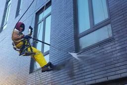 چطور یک شستشوی نمای حرفه‌ای می‌تواند فروش ساختمان را تضمین کند؟