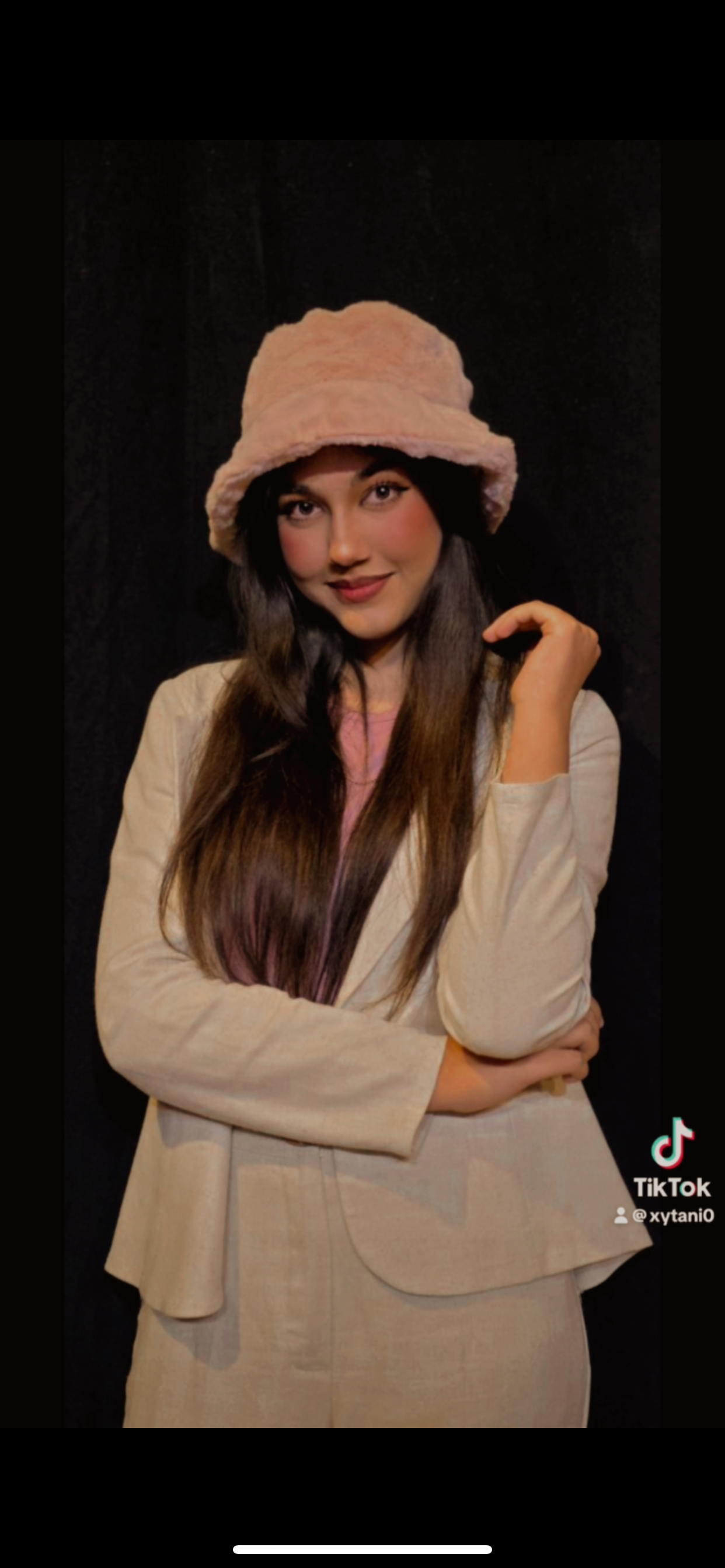 نام:تانیا.                                                                                  نام خانوادگی:گلمکانی.                                                                       متولد:۱۳۸۹/۰۵/۱۲                                                                           قد:۱۶۸                                                                                            وزن:۵۹.                                                                                            رزومه:هنرجو رشته سینما٫بازیگر تئاتر مسافر زمان به کارگردانی امیرحریربافان٫بازیگر تئاتر نمیخواهم تنها بمانم به کارگردانی ساناز کریمی(نقش اصلی)٫بازیگر تئاتر آسمان هشتم به کارگردانی رضاصابری٫بازیگر فیلم کوتاه خوک کش به کارگردانی ارشاد راستین(نقش اصلی)٫بازیگر فیلم کوتاه دال به کارگردانی زینب ابراهیمی٫بازیگر فیلم کوتاه تحقیر به کارگردانی آتنا بخشیان٫طراح لباس در سریال ماجراهای فلفل و فلفلی٫