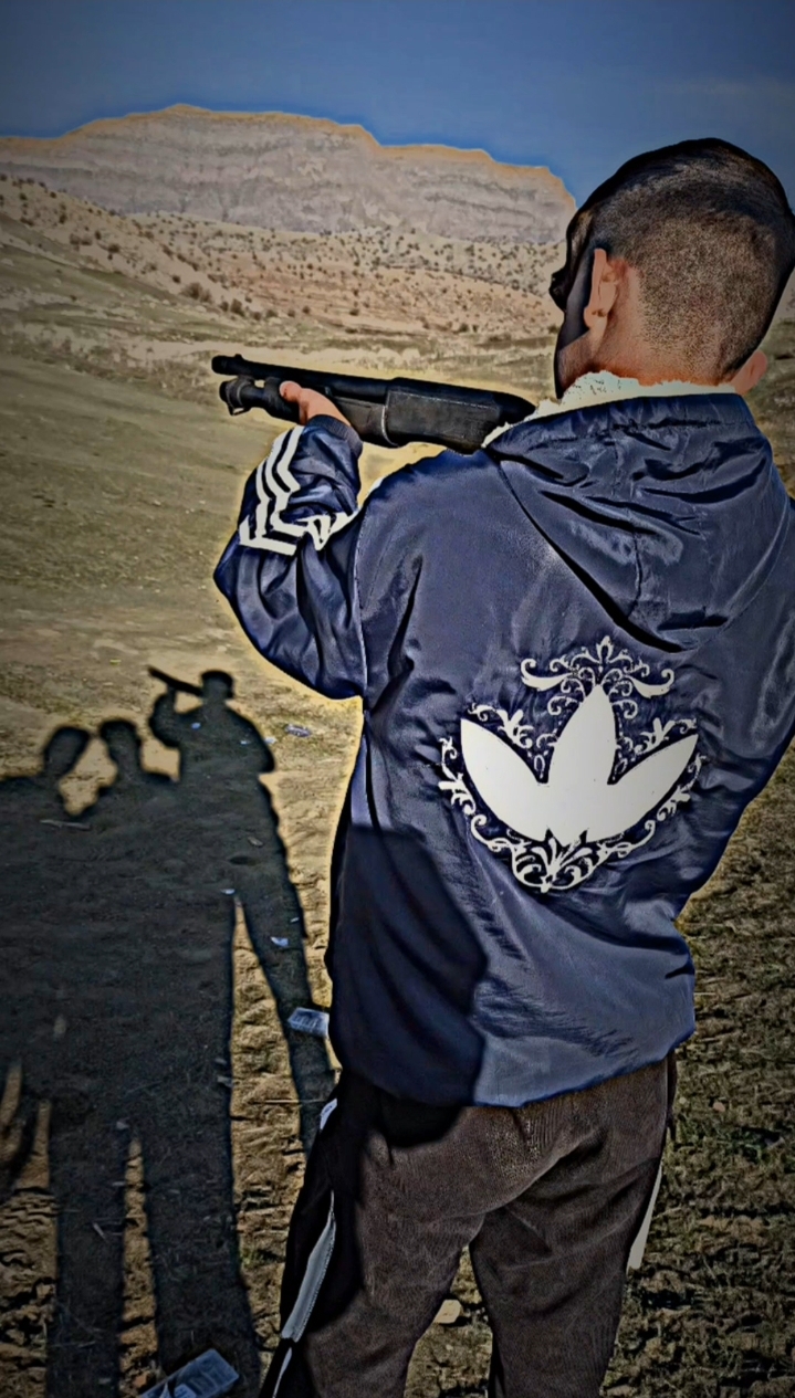 این کسی که تو یه عکس هست یک پسر زیبا و خیلی خیلی با معرفت هست که اسمش  رضا صادقی 17 سال دوره چگنی متولی ۱۱ شهریور ماه و فقط یکی رو دوست داره به اسم h همین فقط از رضا می‌دونم دیگه هیچی