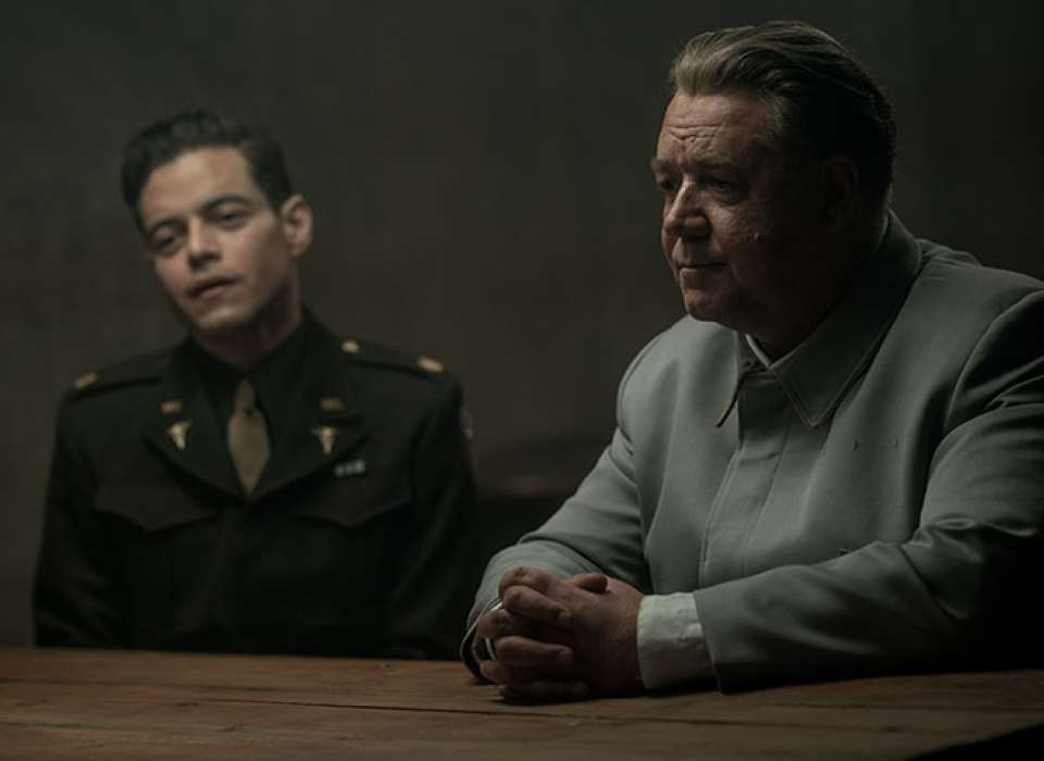 هرمان‌گورینگ(با بازی راسل کرو) و  داگلاس کلی (با بازی رمی ملک)