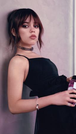 عکس هایی از جنا اورتگا ستاره سریال ونزدی