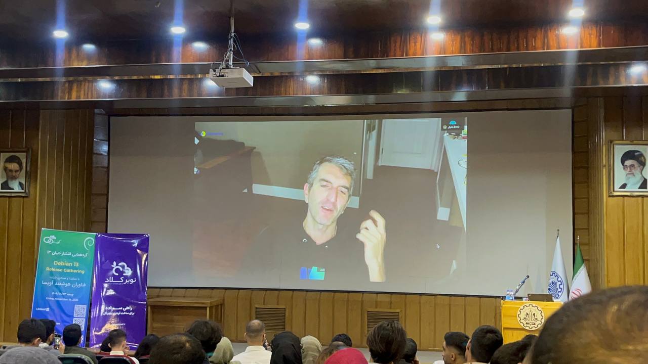 جادی در جشن رونمایی ار دبیان ۱۳ :‌ عکاس امیر محبی