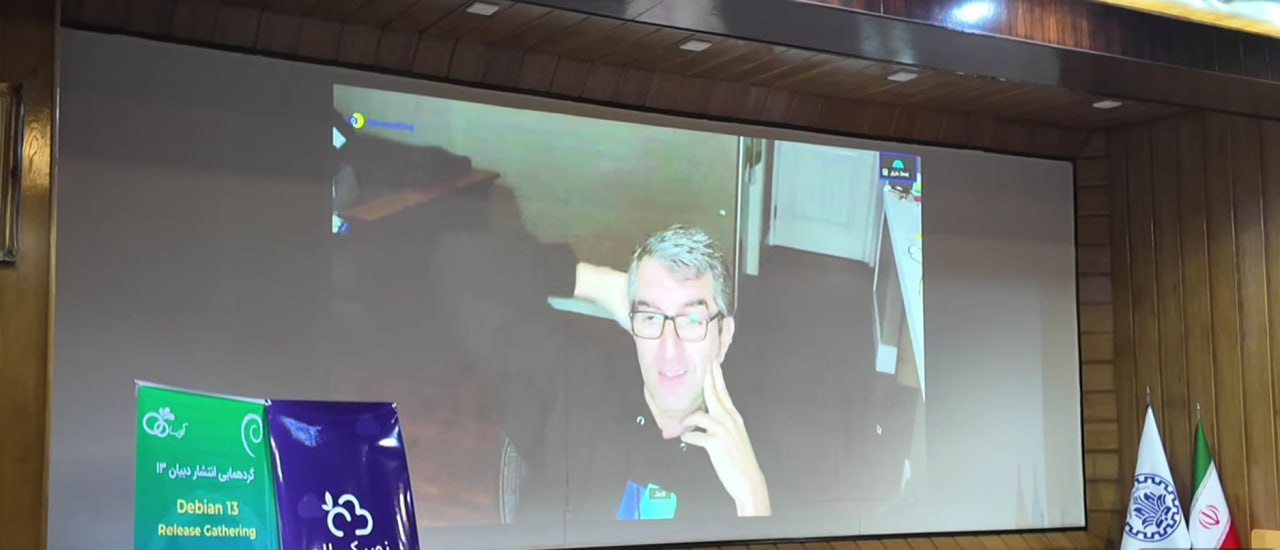 جادی در جشن رونمایی ار دبیان ۱۳ :‌ عکاس علیرضا مرادی